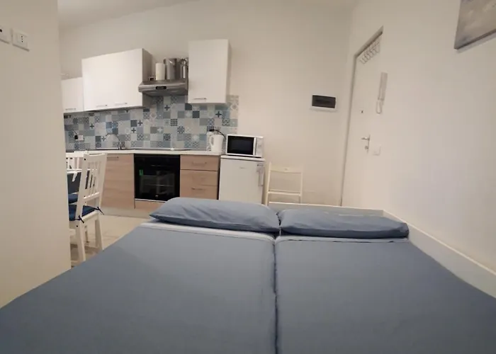 Lamberti - 150 M From The Sea - Just Renewed - Wifi דירה *